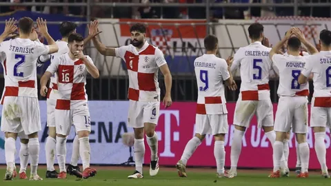 “哈兰德失点引争议，裁判判罚成焦点，范戴克戏笑拍掌，利物浦门将神扑震撼观众”